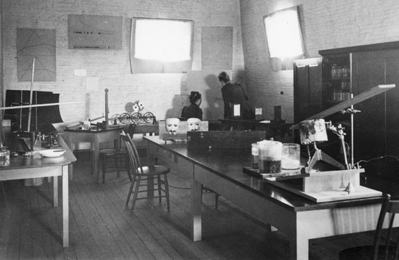 Mary Whiton Calkins in her psychology laboratory